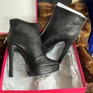 Womens wide black booties. Sz9